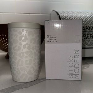Simple modern voyager tumbler with 360 lid